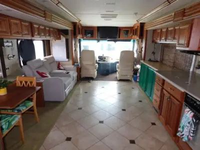 2008 Fleetwood Revolution 40LE photo 18