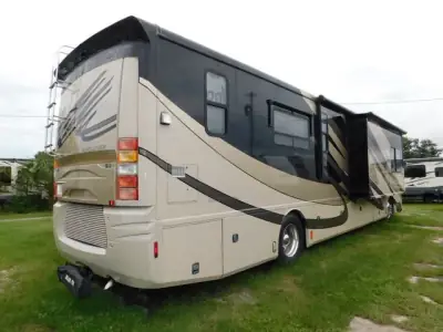 2008 Fleetwood Revolution 40LE photo 6