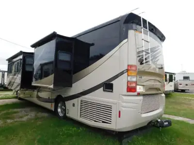 2008 Fleetwood Revolution 40LE photo 5