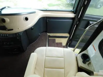 2008 Fleetwood Revolution 40LE photo 12