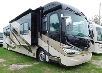 2008 Fleetwood Revolution 40LE photo 2