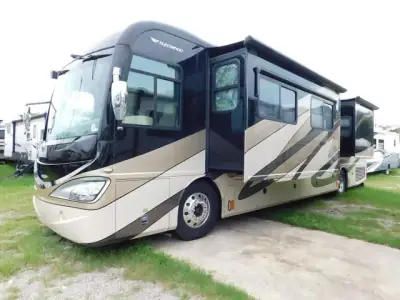 2008 Fleetwood Revolution 40LE photo 3