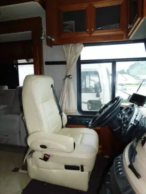 2008 Fleetwood Revolution 40LE photo 11