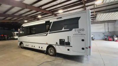 2025 Coachmen Euro 25LE photo 9