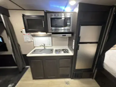 2018 Forest River XLR Hyperlite 19HFS photo 13