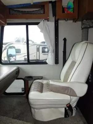 2017 Fleetwood Flair 30P Handicap Accessible photo 9