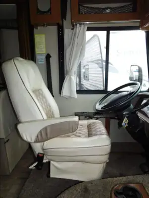 2017 Fleetwood Flair 30P Handicap Accessible photo 7