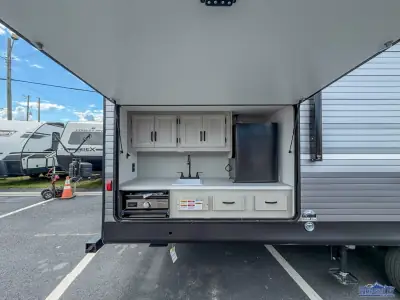 2027 Coachmen Catalina Legacy Edition 323BHDSCK photo 7