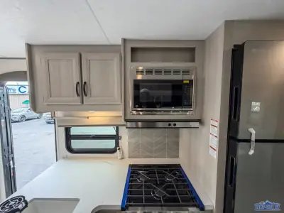 2027 Coachmen Catalina Legacy Edition 323BHDSCK photo 21