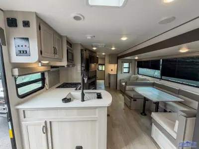 2027 Coachmen Catalina Legacy Edition 323BHDSCK photo 29