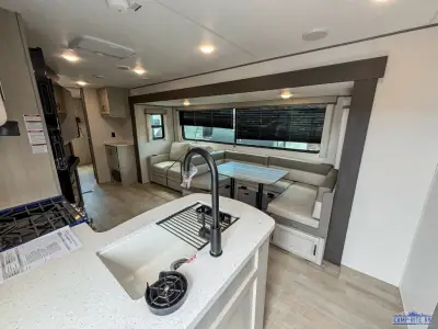2027 Coachmen Catalina Legacy Edition 323BHDSCK photo 10