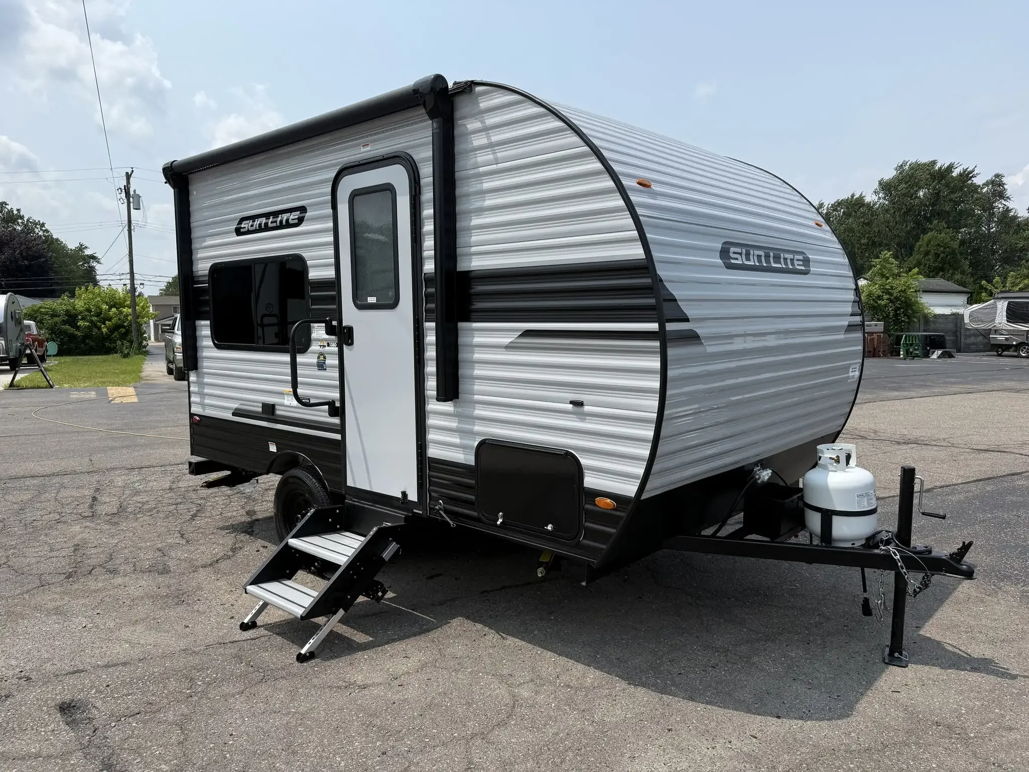 2027 Sunset Park Sun Lite LTD 13BD exterior
