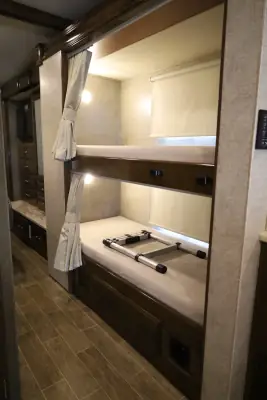2019 Thor Motor Coach Omni BB35 photo 18