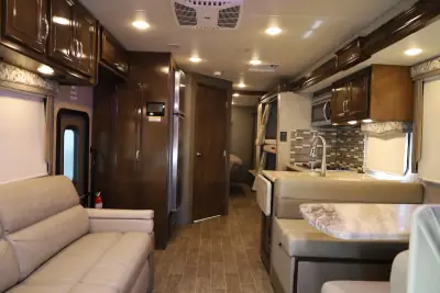 2019 Thor Motor Coach Omni BB35 photo 9