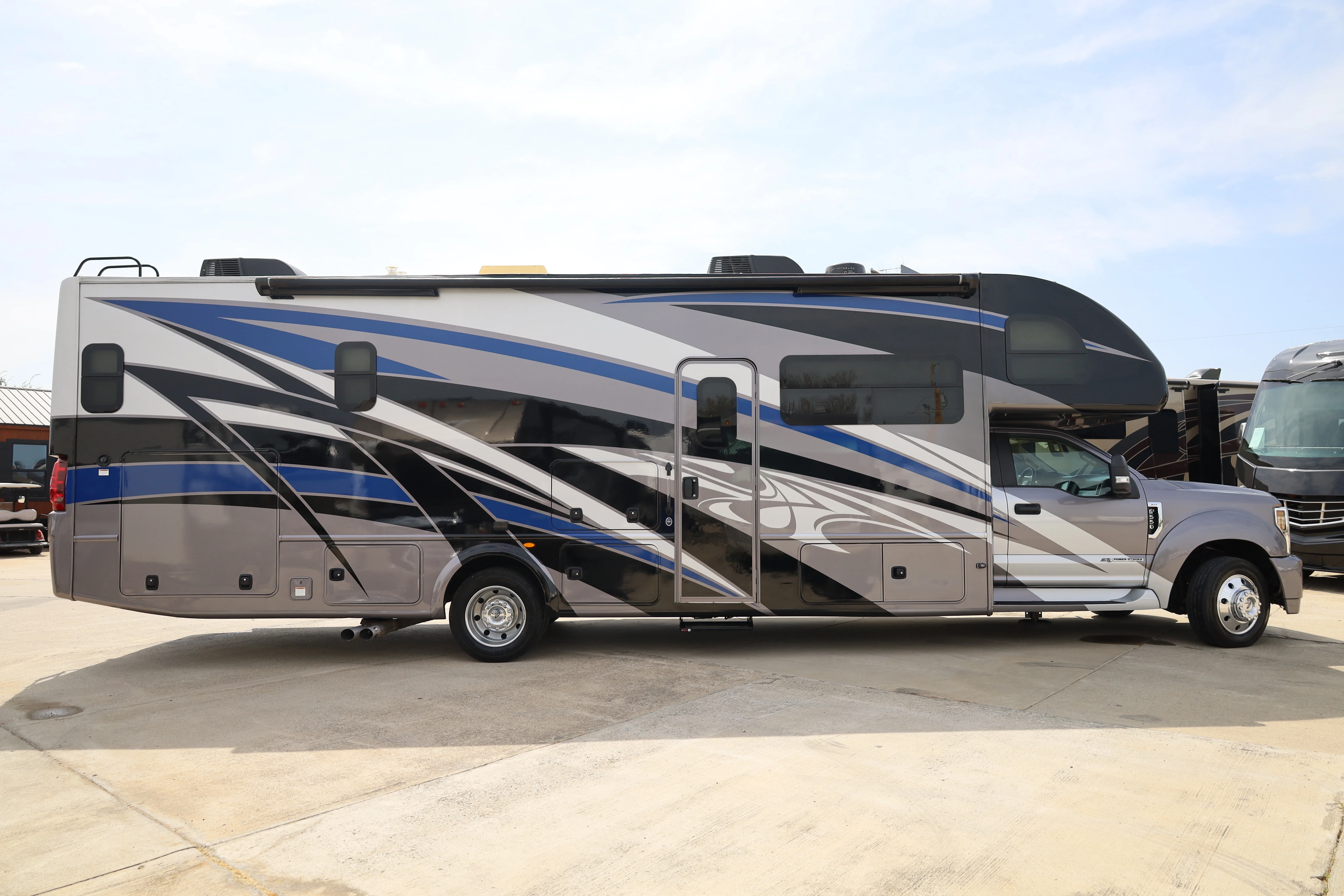 2019 Thor Motor Coach Omni BB35 exterior