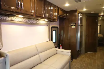 2019 Thor Motor Coach Omni BB35 photo 10