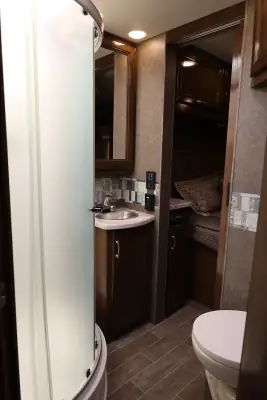 2019 Thor Motor Coach Omni BB35 photo 16