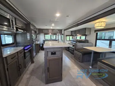 2020 Coachmen Apex Ultra-Lite 293RLDS photo 8