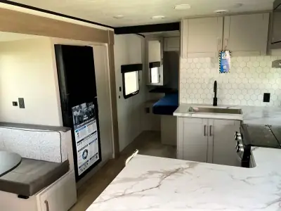 2027 Jayco Jay Feather 25BH photo 8