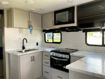 2027 Jayco Jay Feather 25BH photo 13