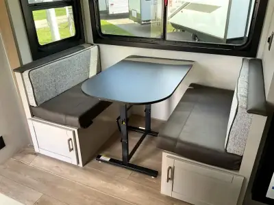 2027 Jayco Jay Feather 25BH photo 11