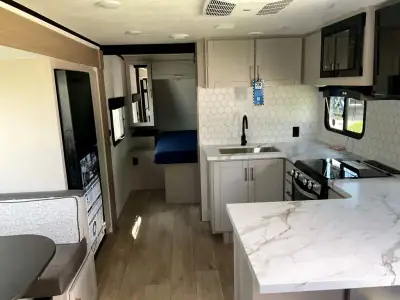 2027 Jayco Jay Feather 25BH photo 7