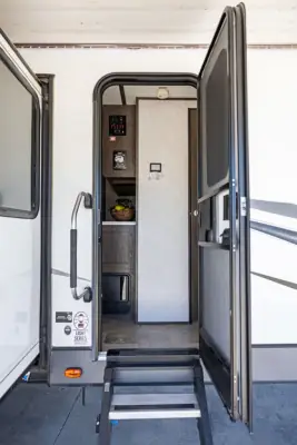 2020 Dutchmen COLEMAN LIGHT 2955RL photo 9