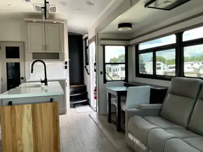 2027 Jayco North Point 310RLTS photo 12