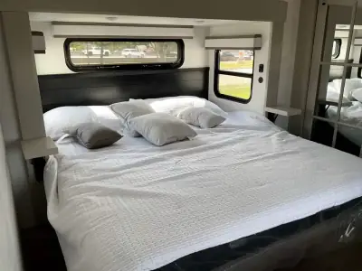 2027 Jayco North Point 310RLTS photo 27