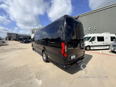 2027 Ogv Luxury Coach V-Drive 10OB photo 6