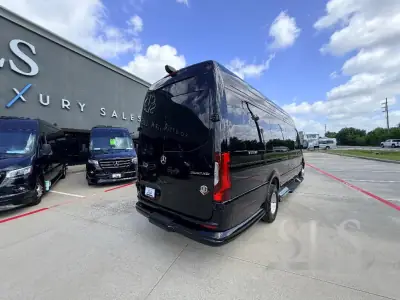 2027 Ogv Luxury Coach V-Drive 10OB photo 3