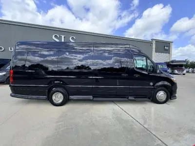 2027 Ogv Luxury Coach V-Drive 10OB photo 2