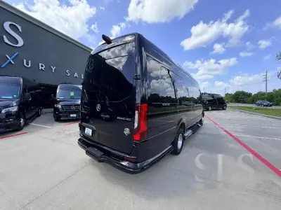 2027 Ogv Luxury Coach V-Drive 10RJ photo 3