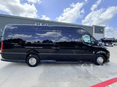 2027 Ogv Luxury Coach V-Drive 10RJ photo 2