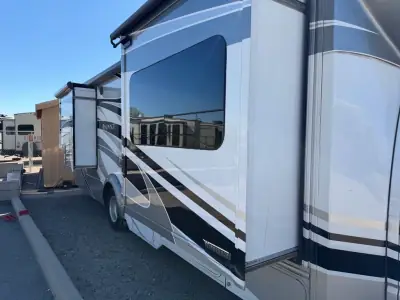 2015 Winnebago 30J photo 4