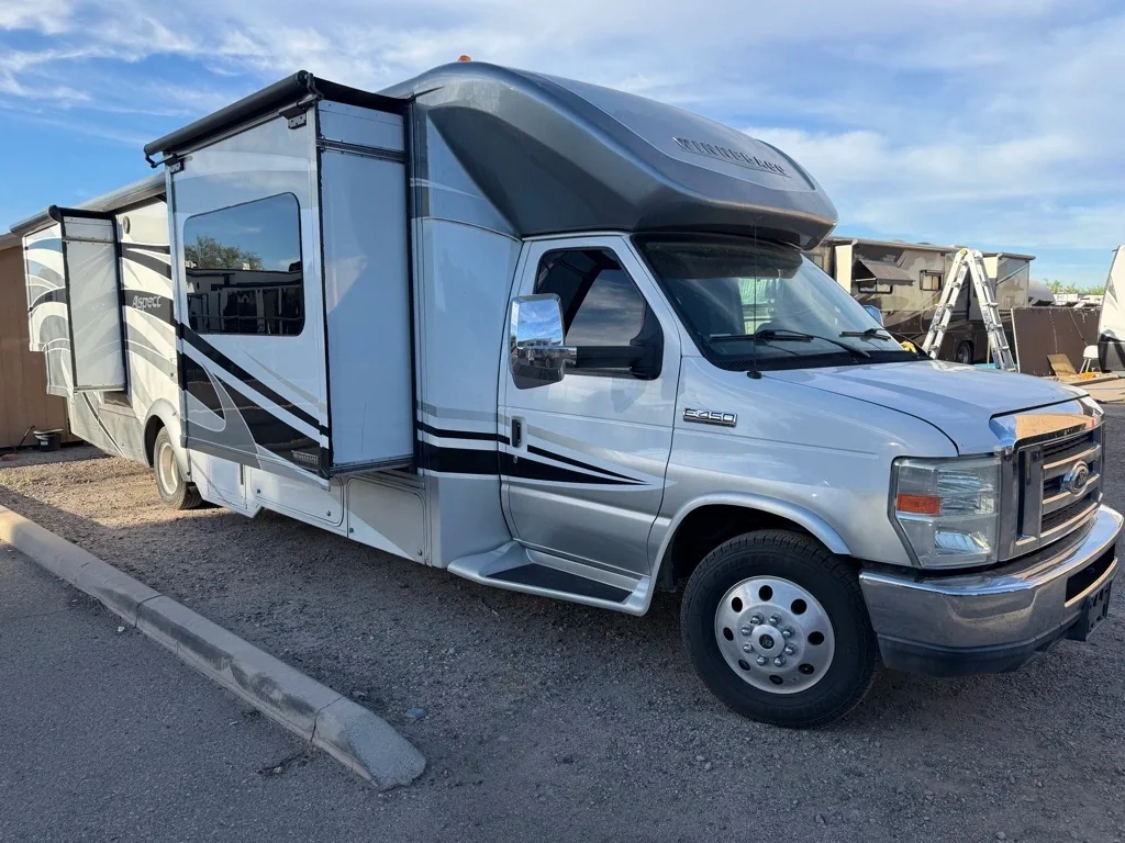 2015 Winnebago 30J exterior