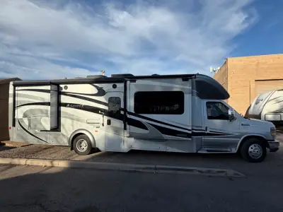2015 Winnebago 30J photo 3