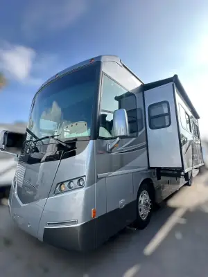 2013 Winnebago Itasca MERIDIAN 36M photo 2