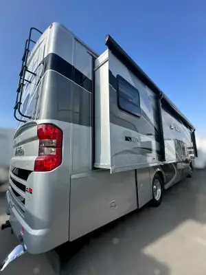 2013 Winnebago Itasca MERIDIAN 36M photo 5