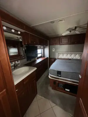 2013 Winnebago Itasca MERIDIAN 36M photo 18