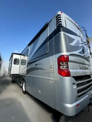2013 Winnebago Itasca MERIDIAN 36M photo 3
