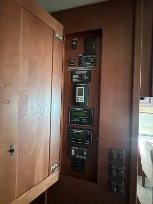 2013 Winnebago Itasca MERIDIAN 36M photo 15