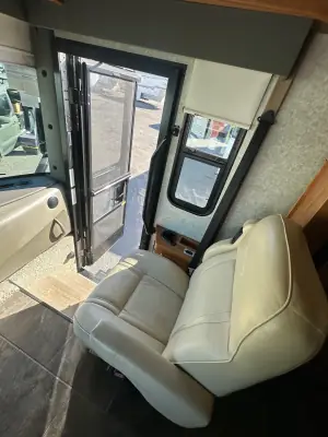 2010 Winnebago Journey 40L photo 26