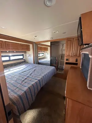 2010 Winnebago Journey 40L photo 21