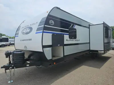 2027 Forest River Cherokee Alpha Wolf 31DBX photo 4