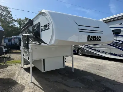 2027 Lance LANCE 825 photo 2