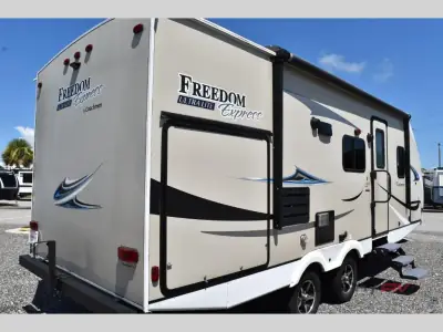 2021 Coachmen Freedom Express Ultra Lite 231RBDS photo 3