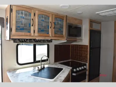 2021 Coachmen Freedom Express Ultra Lite 231RBDS photo 12