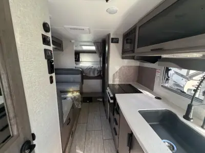 2027 Lance 1191 photo 9