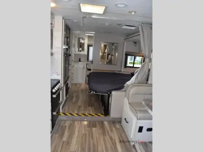 2022 Thor Motor Coach Four Winds 25M photo 16